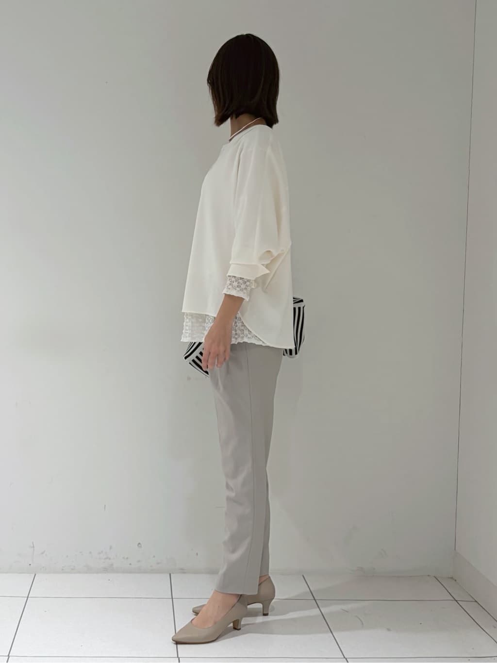 shioriさんの「INDIVI｜【洗える／UVケア／マットサテン】Vネックドルマンスリーブブラウス」を使ったコーディネート
