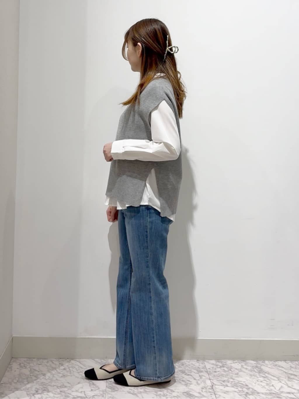 しかっちさんの「grove｜【2点SET】一枚でコーデが決まる！ニットベスト&times;シャツSET」を使ったコーディネート