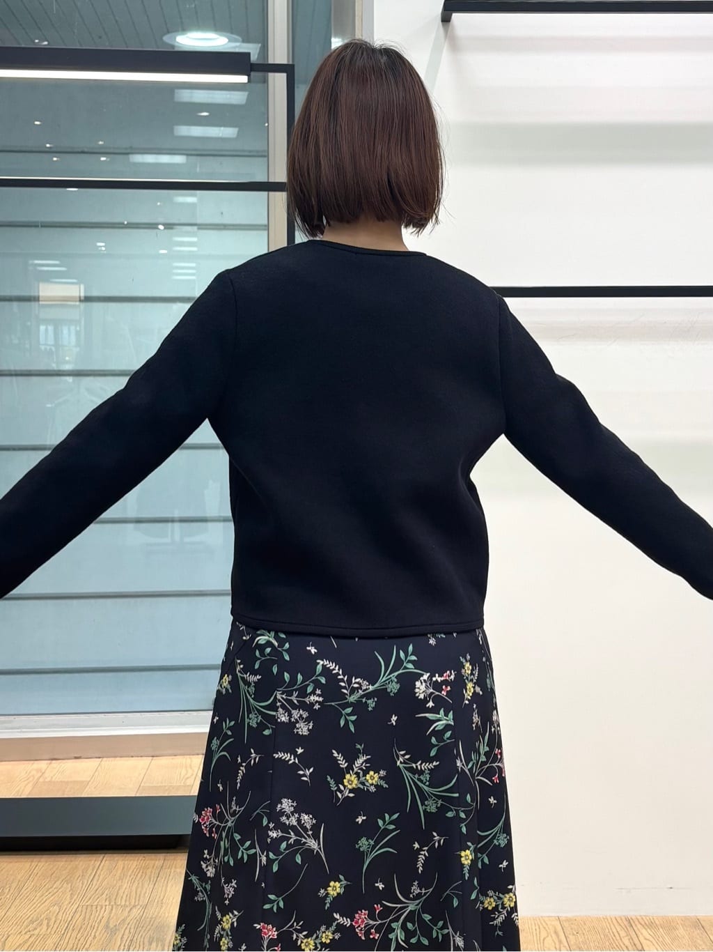 asamiさんの「INDIVI｜【シルク混】きれいめVネックニット」を使ったコーディネート