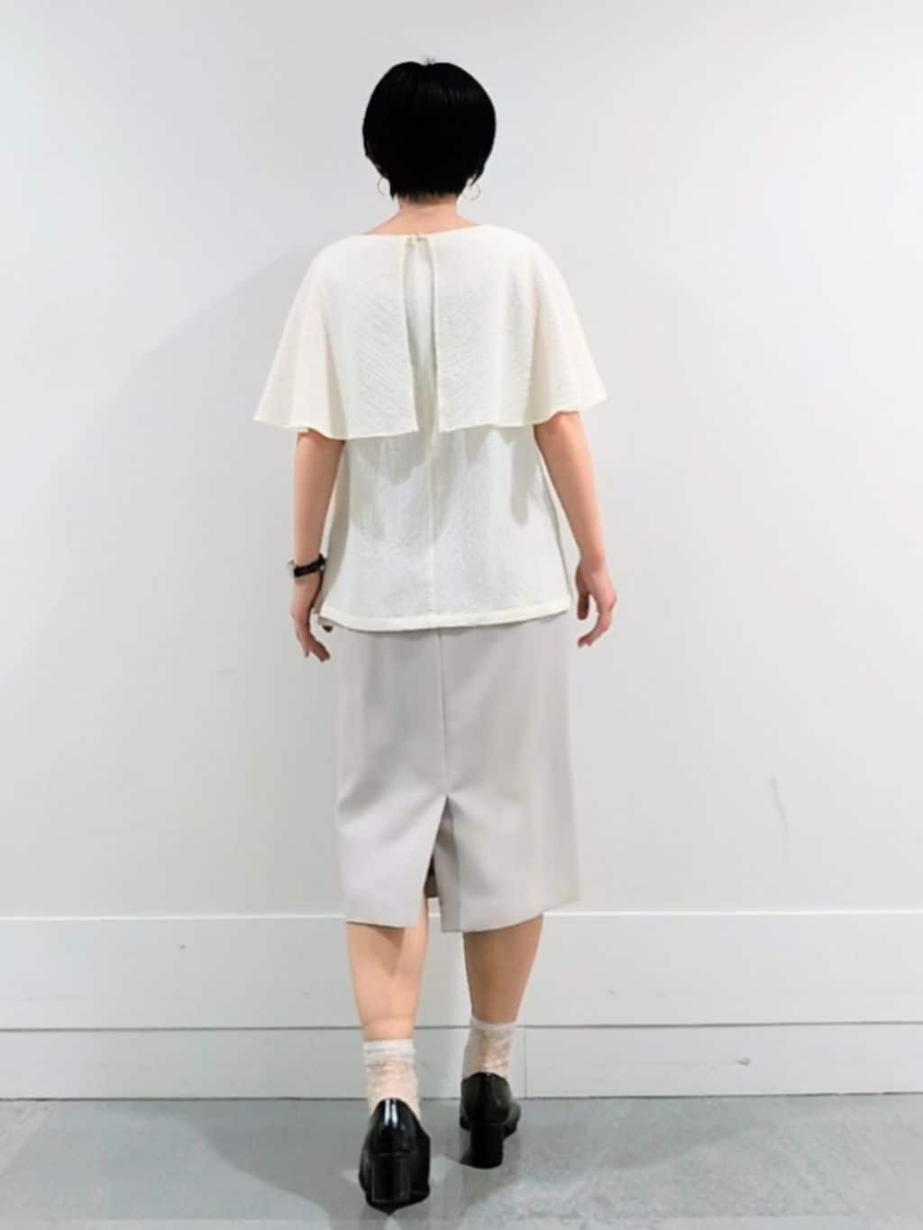 ミズタさんの「UNTITLED｜【洗える/ストレッチ性/フェミニン】ケープデザインブラウス」を使ったコーディネート
