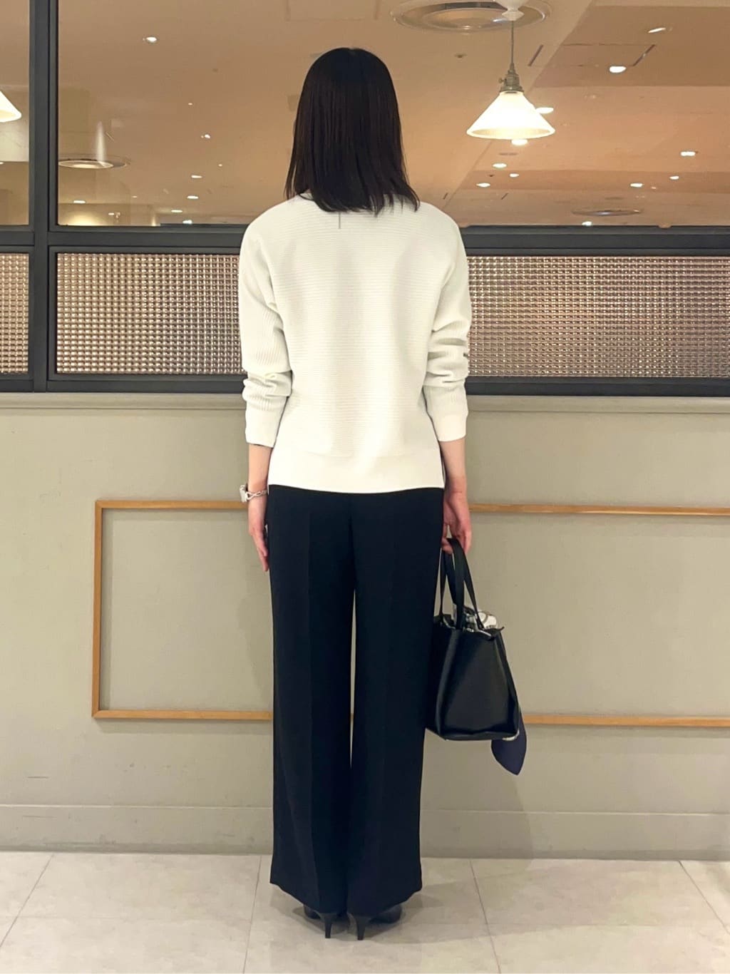 kumiさんの「INDIVI｜【洗える／キレイ色】体型カバー無縫製ニット」を使ったコーディネート