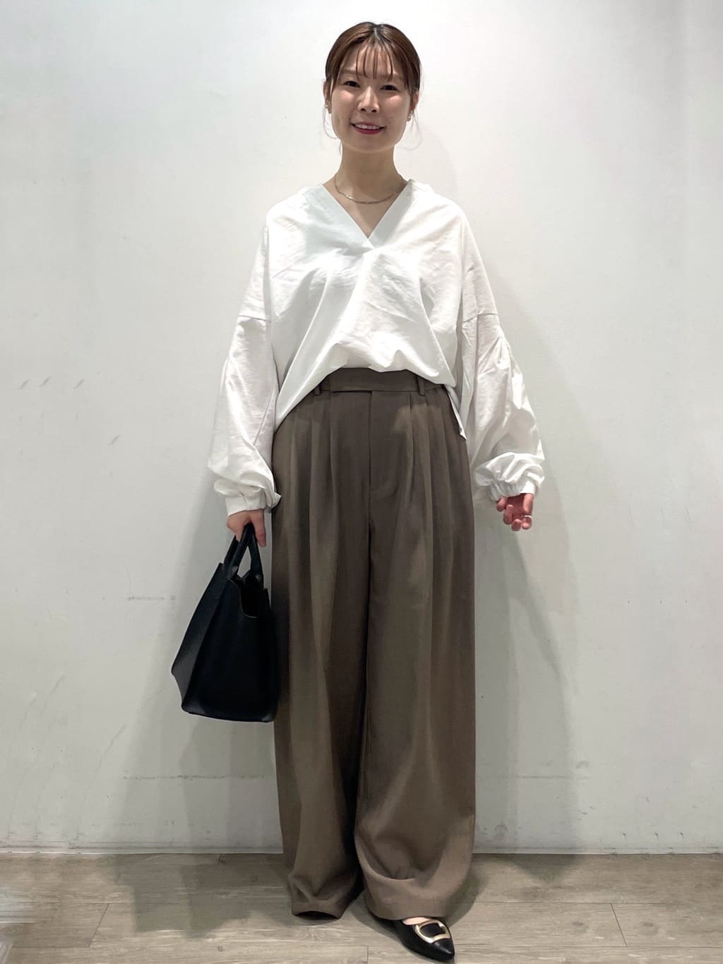 tomokoさんの「OPAQUE.CLIP｜スキッパーボリュームスリーブブラウス【洗濯機OK】」を使ったコーディネート