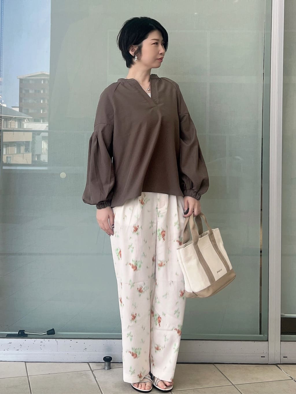 yo-koさんの「OPAQUE.CLIP｜スキッパーボリュームスリーブブラウス【洗濯機OK】」を使ったコーディネート