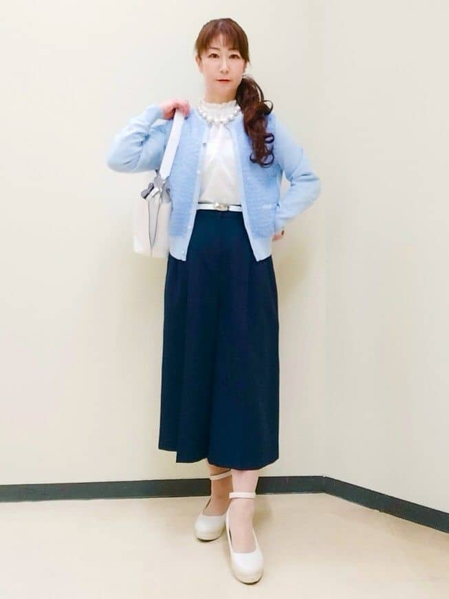 花さんの「Reflect｜【接触冷感】フリルネックサテンジャカードブラウス」を使ったコーディネート
