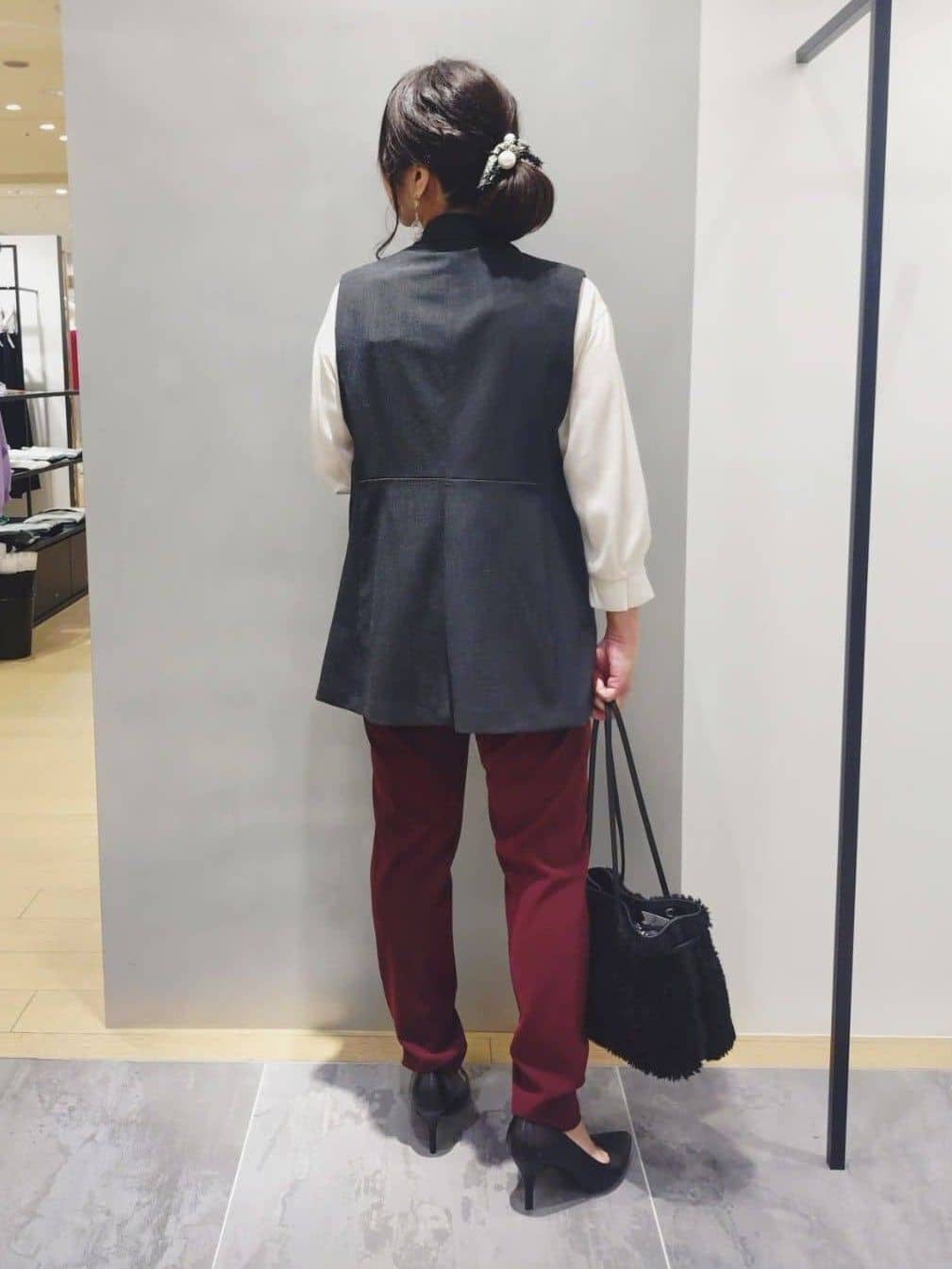 TOMOMIさんの「INDIVI｜【セットアップ可能】スエード調サテンブラウス」を使ったコーディネート