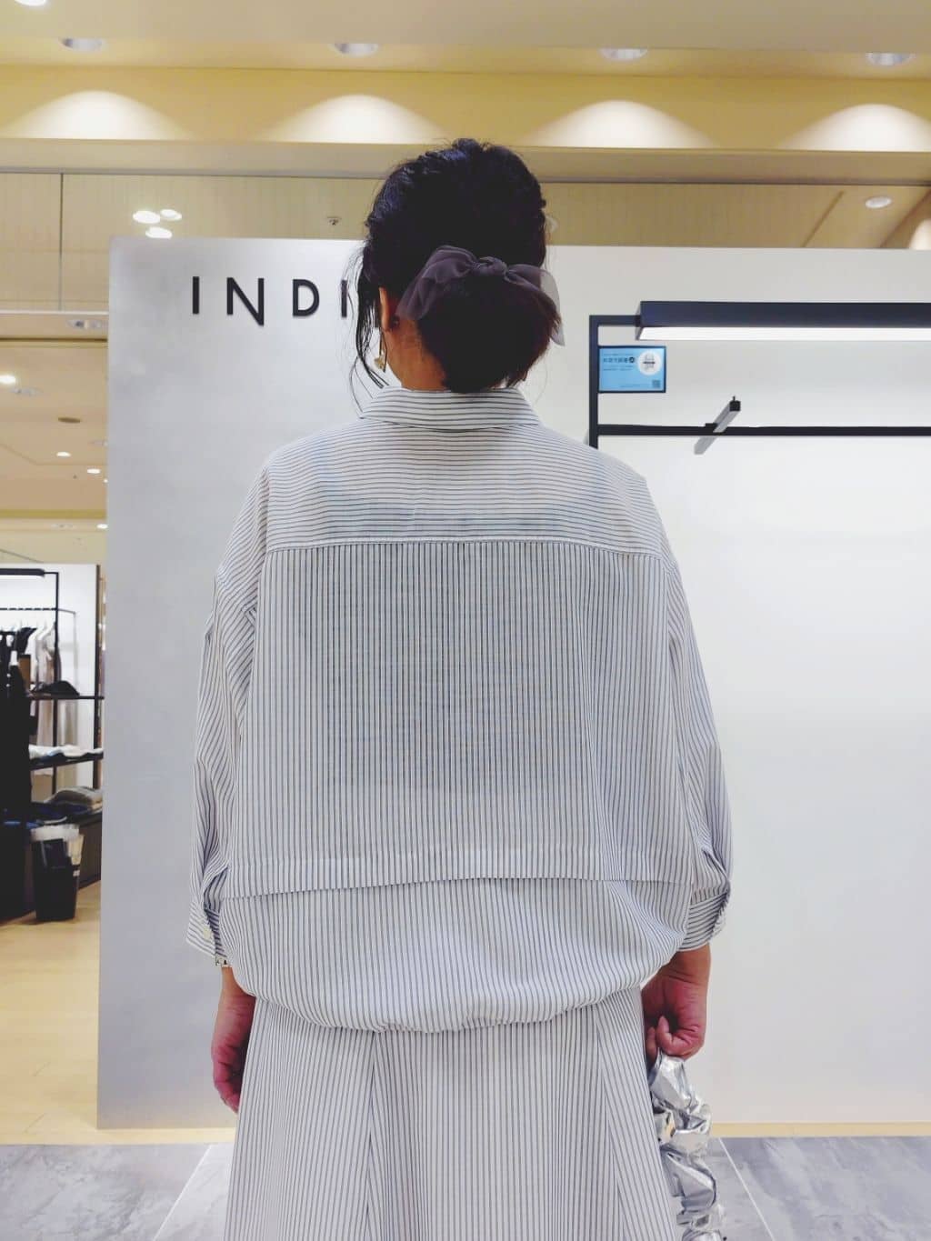TOMOMIさんの「INDIVI｜【接触冷感／洗える／2WAY】ドロスト付 シアーシャンブレーシャツ」を使ったコーディネート