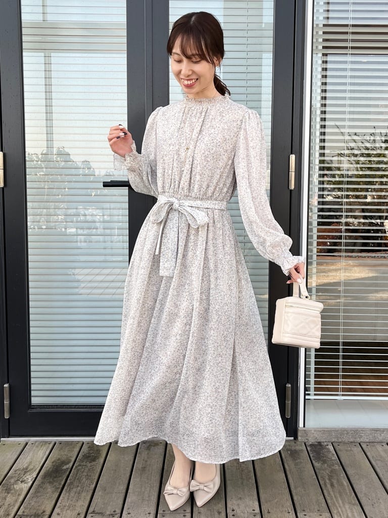 はばさんの「Couture brooch｜【洗える・着映え】楊柳小花シャーリングワンピース」を使ったコーディネート