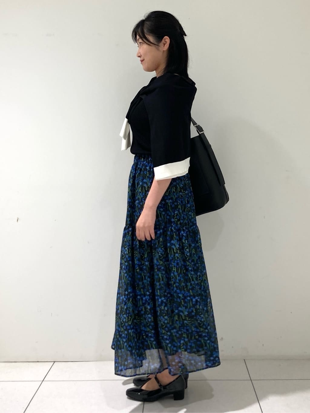 momokoさんの「INDIVI｜【通年活躍！／アンサンブル可能】クルーネックカーディガン」を使ったコーディネート