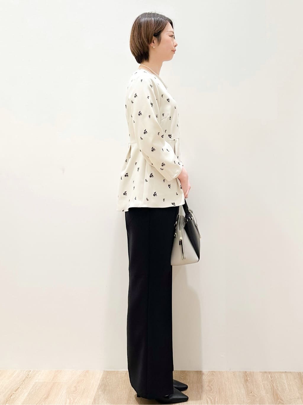 yurieさんの「OPAQUE.CLIP｜フラワー刺繍ペプラムブラウス【洗濯機OK】」を使ったコーディネート