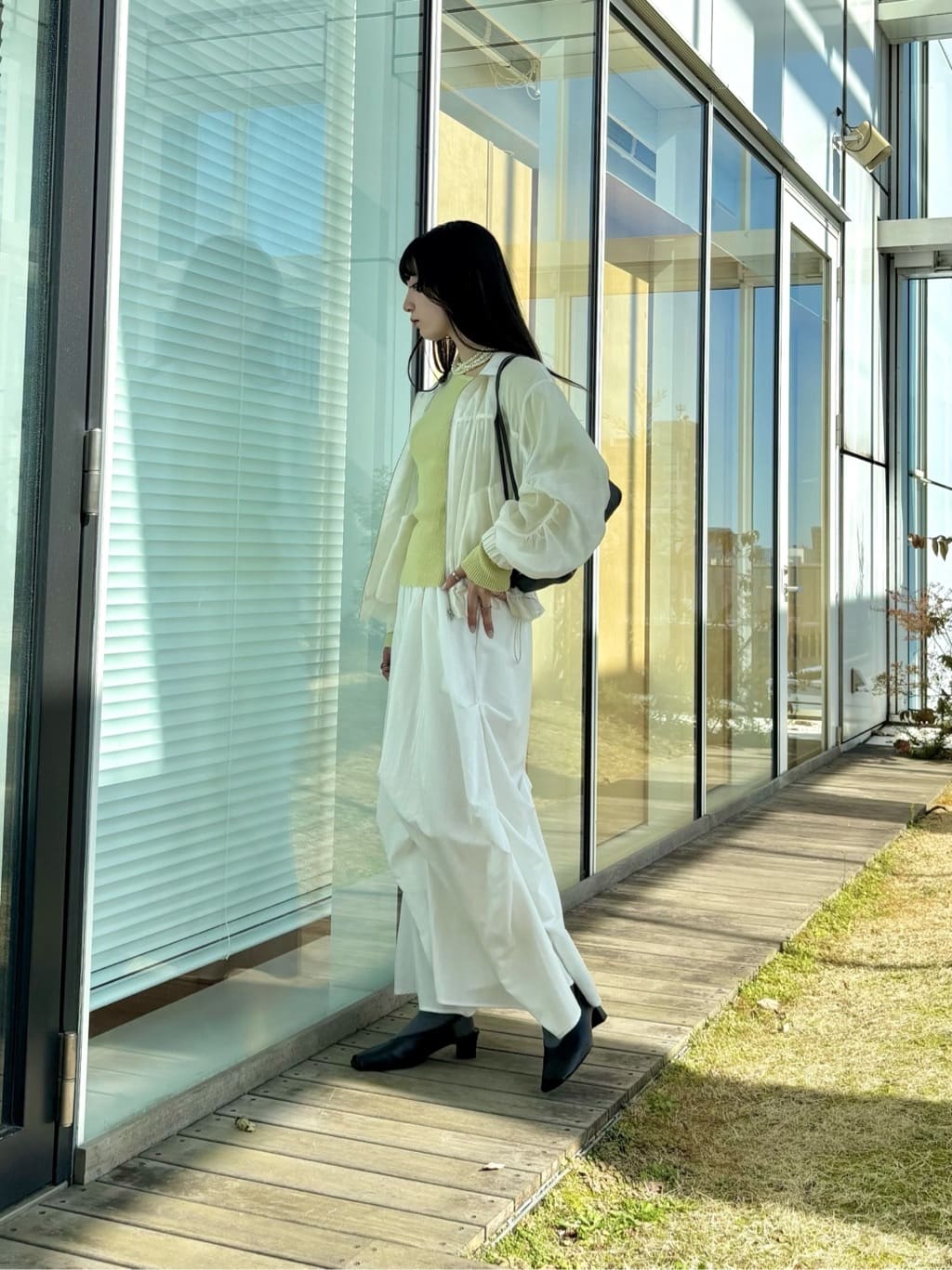 ibukiさんの「INDIVI｜オフショルスリットリブニット」を使ったコーディネート