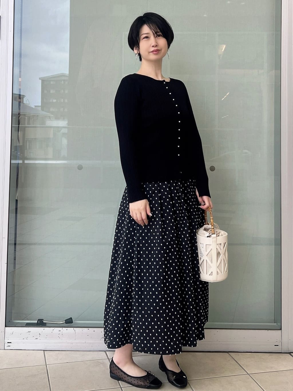 yo-koさんの「OPAQUE.CLIP｜シルバー多ボタン ランダムリブニットカーディガン【洗濯機OK】」を使ったコーディネート