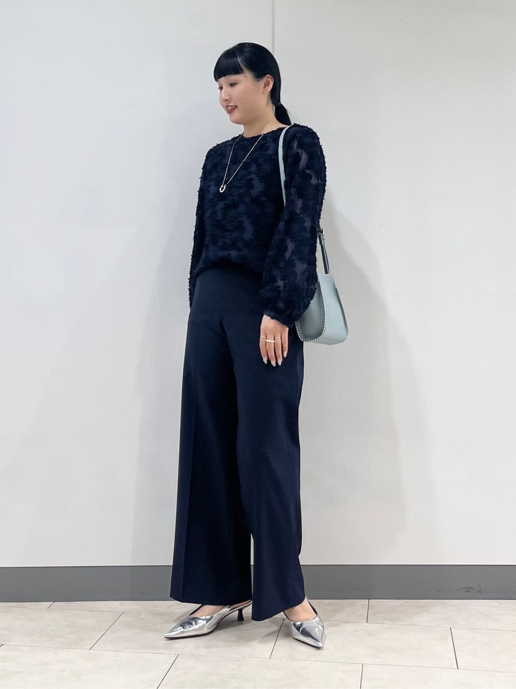 hasuさんの「INDIVI｜【花粉付着防止／撥水／UVケア】名品トレンチコート」を使ったコーディネート