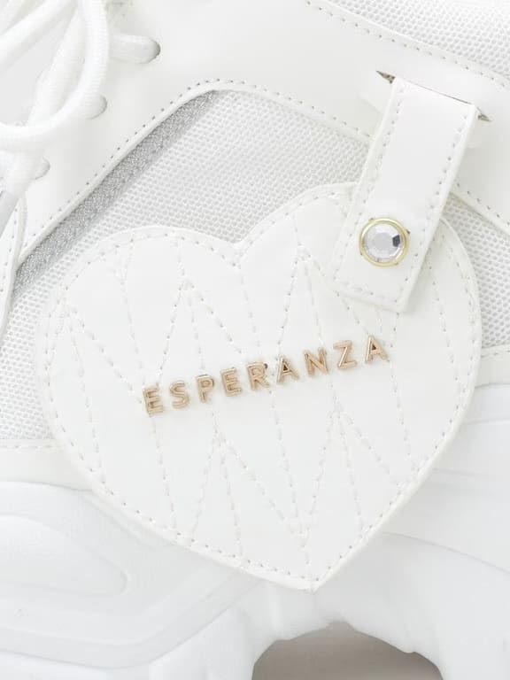 マナミさんの「ESPERANZA｜きゅんフィットハートチャームスニーカー」を使ったコーディネート