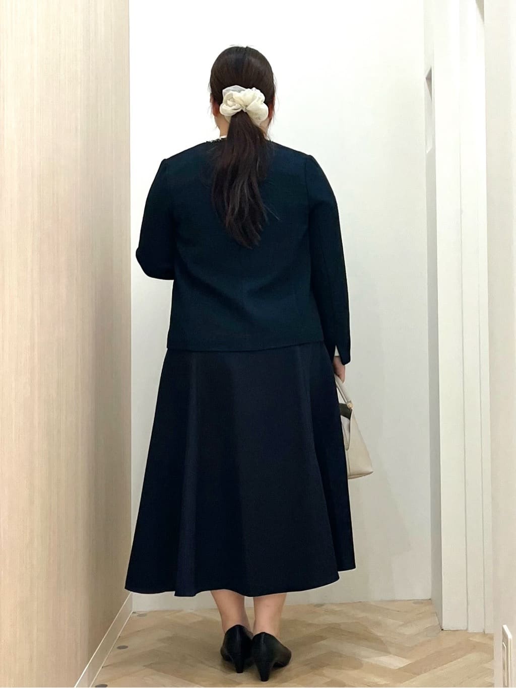 akariさんの「grove｜【ハレの日・通勤】きちんとからカジュアルまで着回せる、ミドル丈ツイードジャケット」を使ったコーディネート
