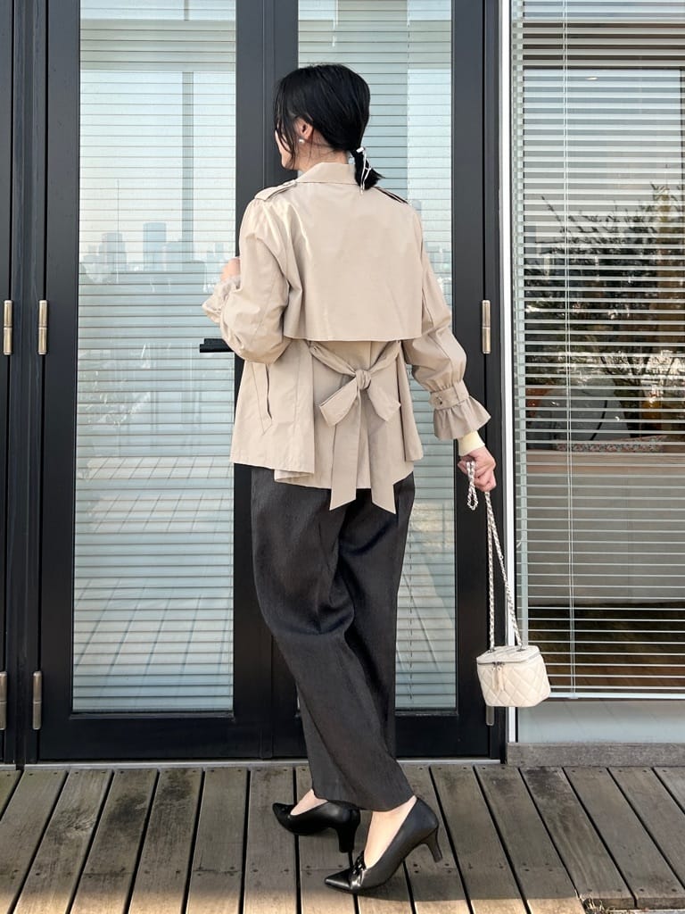 shinoさんの「Couture brooch｜【撥水・洗える】ハーフ トレンチコート」を使ったコーディネート