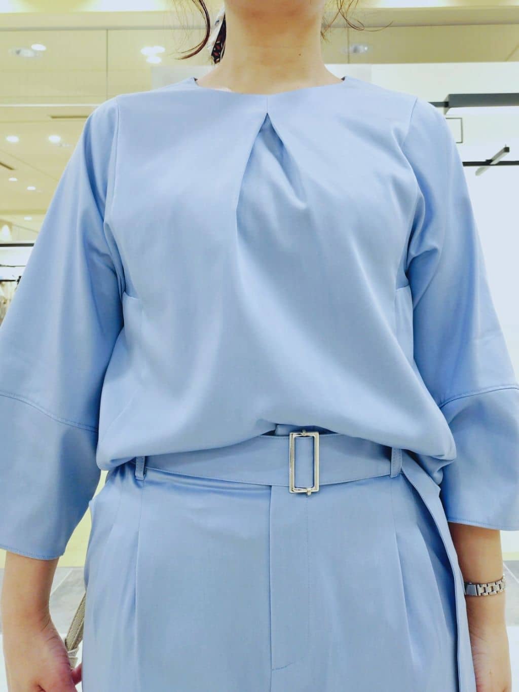 TOMOMIさんの「INDIVI｜【洗える／UVケア／SETUP可能】デニムライクテーパードパンツ」を使ったコーディネート
