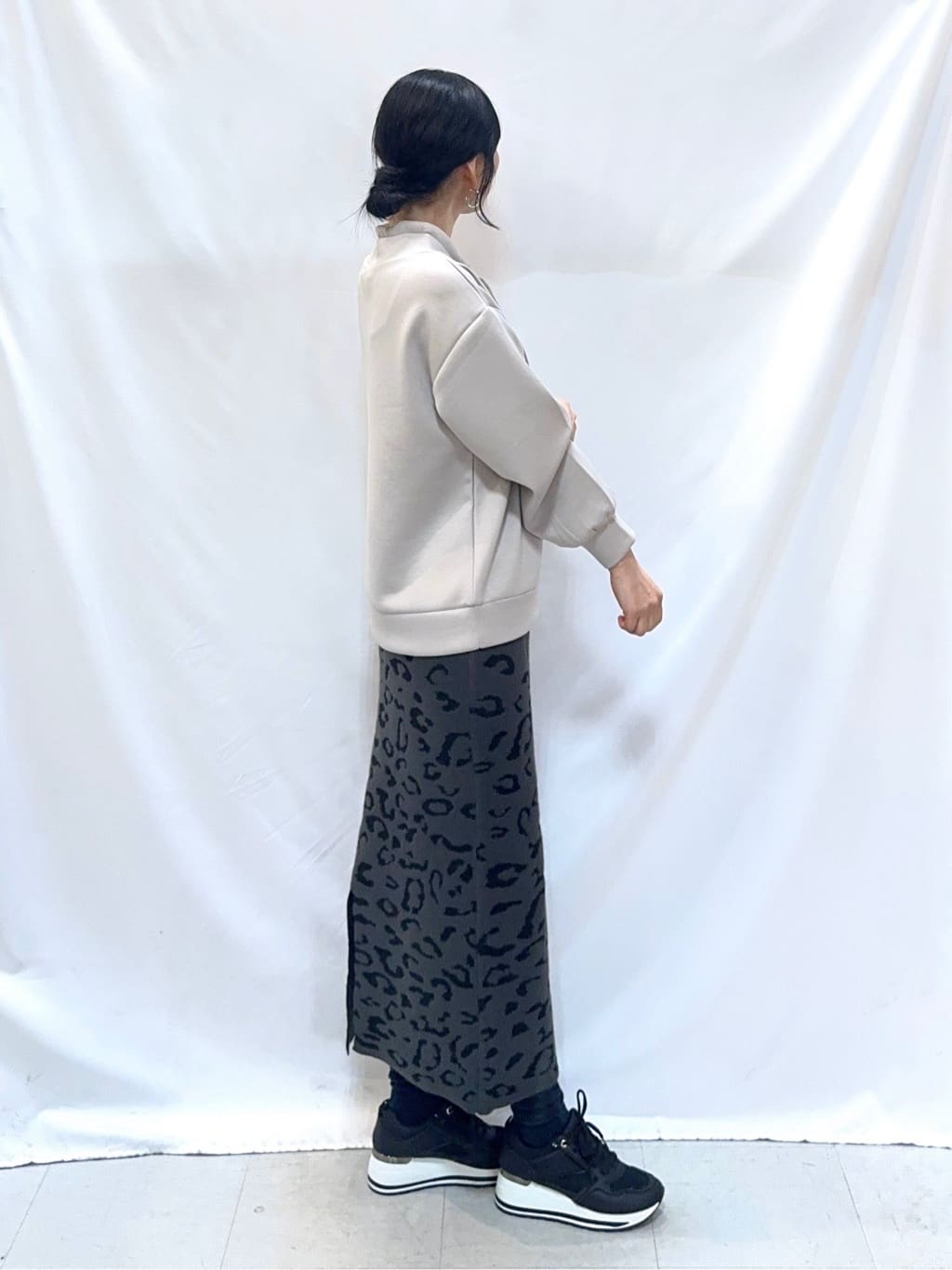 𝐇𝐢𝐫𝐨𝐦𝐢さんの「SHOO･LA･RUE｜【S-LL】シンプルコーデが惹き立つ レオパード柄ニットナロースカート」を使ったコーディネート