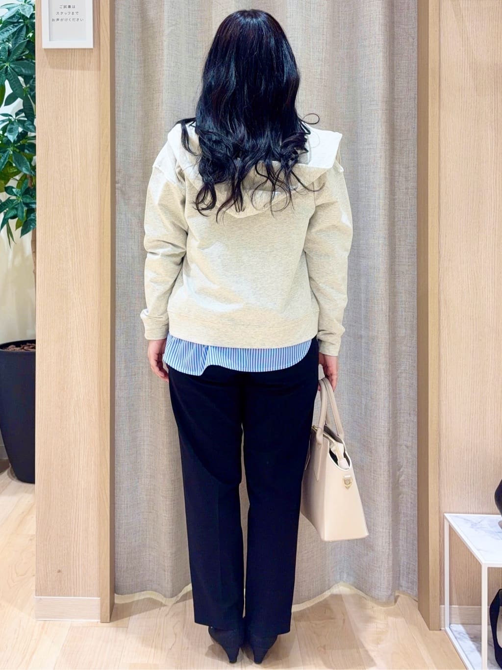 minamiさんの「grove｜軽やかに羽織れてシーズンレスに活躍！　大人のジップパーカー」を使ったコーディネート