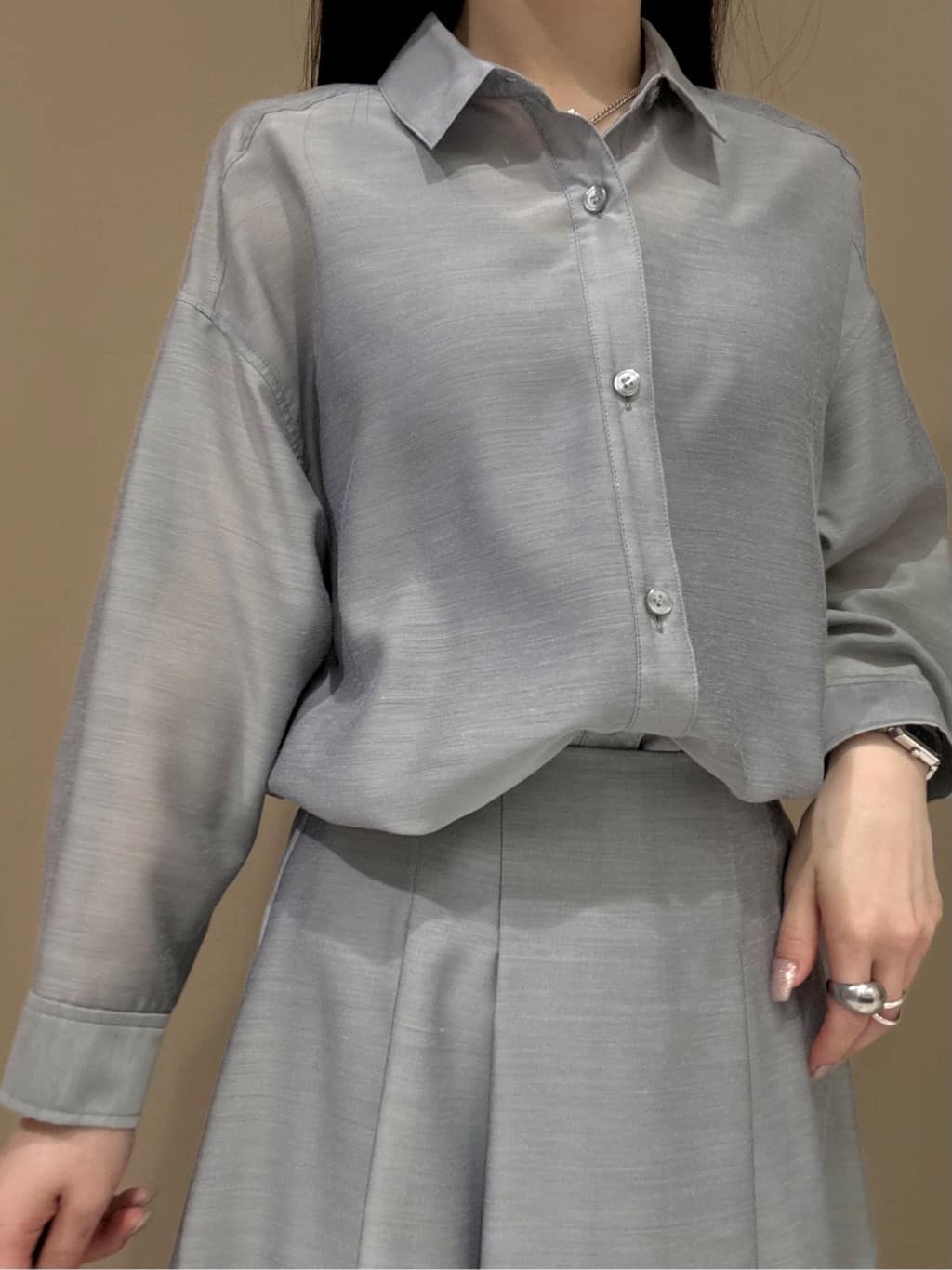 KEIKOさんの「INDIVI｜【接触冷感／洗える／2WAY】ドロスト付 シアーシャンブレーシャツ」を使ったコーディネート