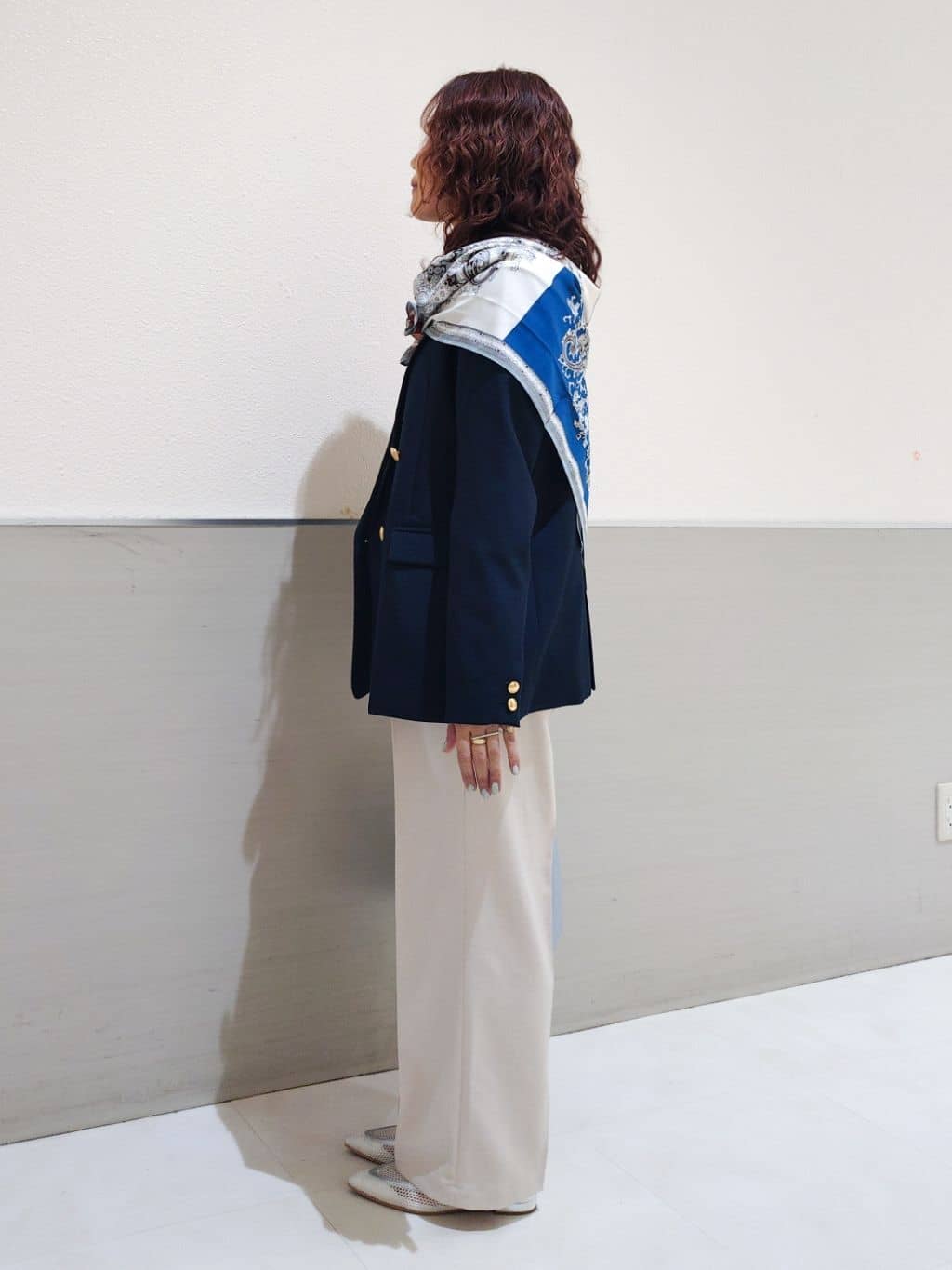 maruさんの「THE SHOP TK｜【通勤にもデイリーにも】CAVIAN 金ボタンダブルブレストジャケット」を使ったコーディネート