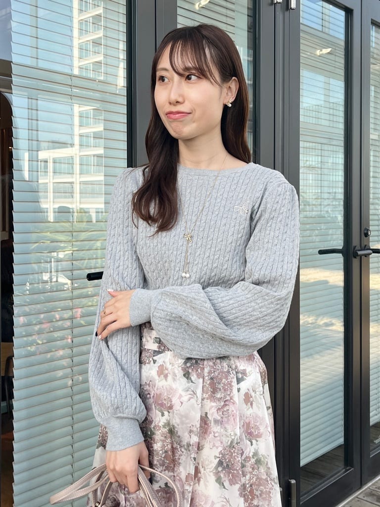 はばさんの「Couture brooch｜【洗える】リボンエンブロ細ケーブルニット」を使ったコーディネート