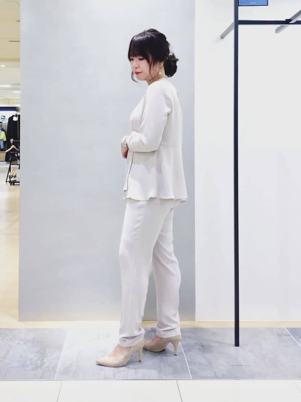 TOMOMIさんの「INDIVI｜【洗える／UVケア／SETUP可】着る日傘テーパードパンツ」を使ったコーディネート