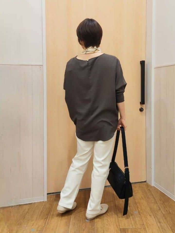 Kさんの「SHOO･LA･RUE｜【洗濯機可/SS-LL】すらっときれい見え 大人のストレッチストレートパンツ」を使ったコーディネート