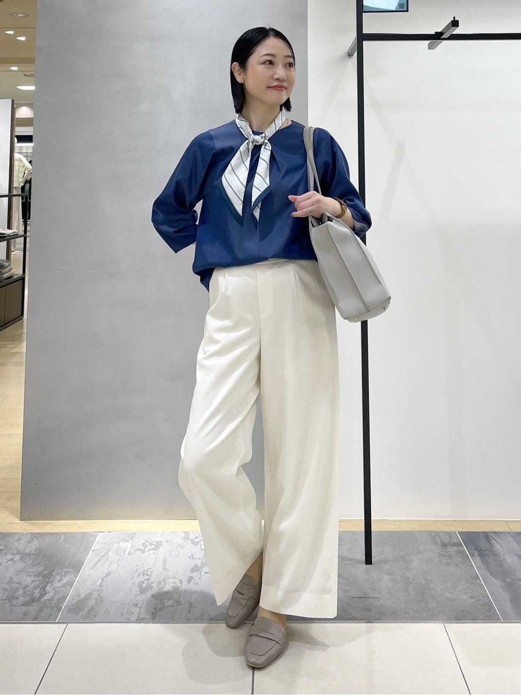 shihoさんの「INDIVI｜【洗える／UVケア／SETUP可能】デニムライク ランタン袖ブラウス」を使ったコーディネート