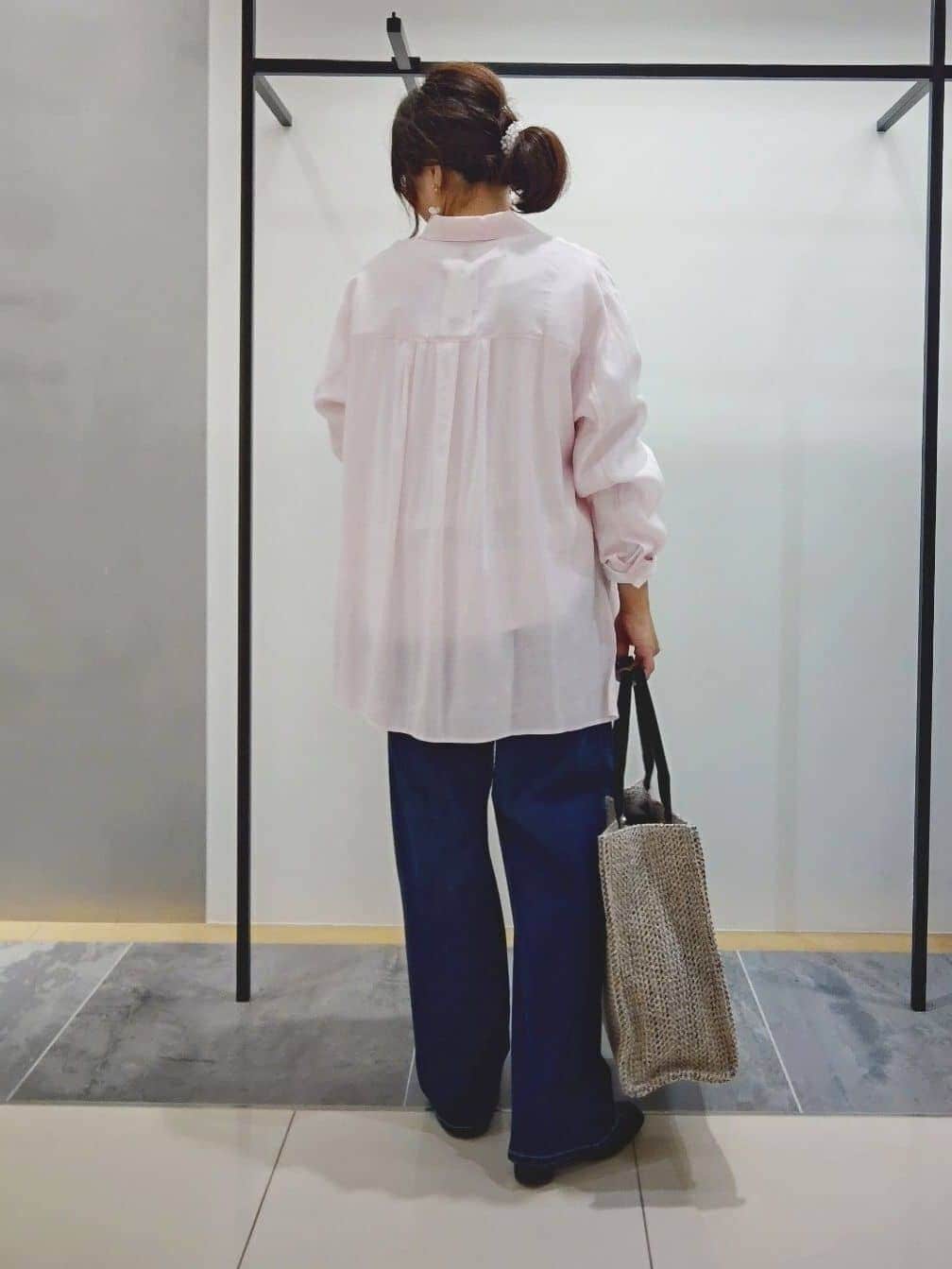TOMOMIさんの「INDIVI｜【体型カバー／清涼感】シアーオーバーシャツ」を使ったコーディネート