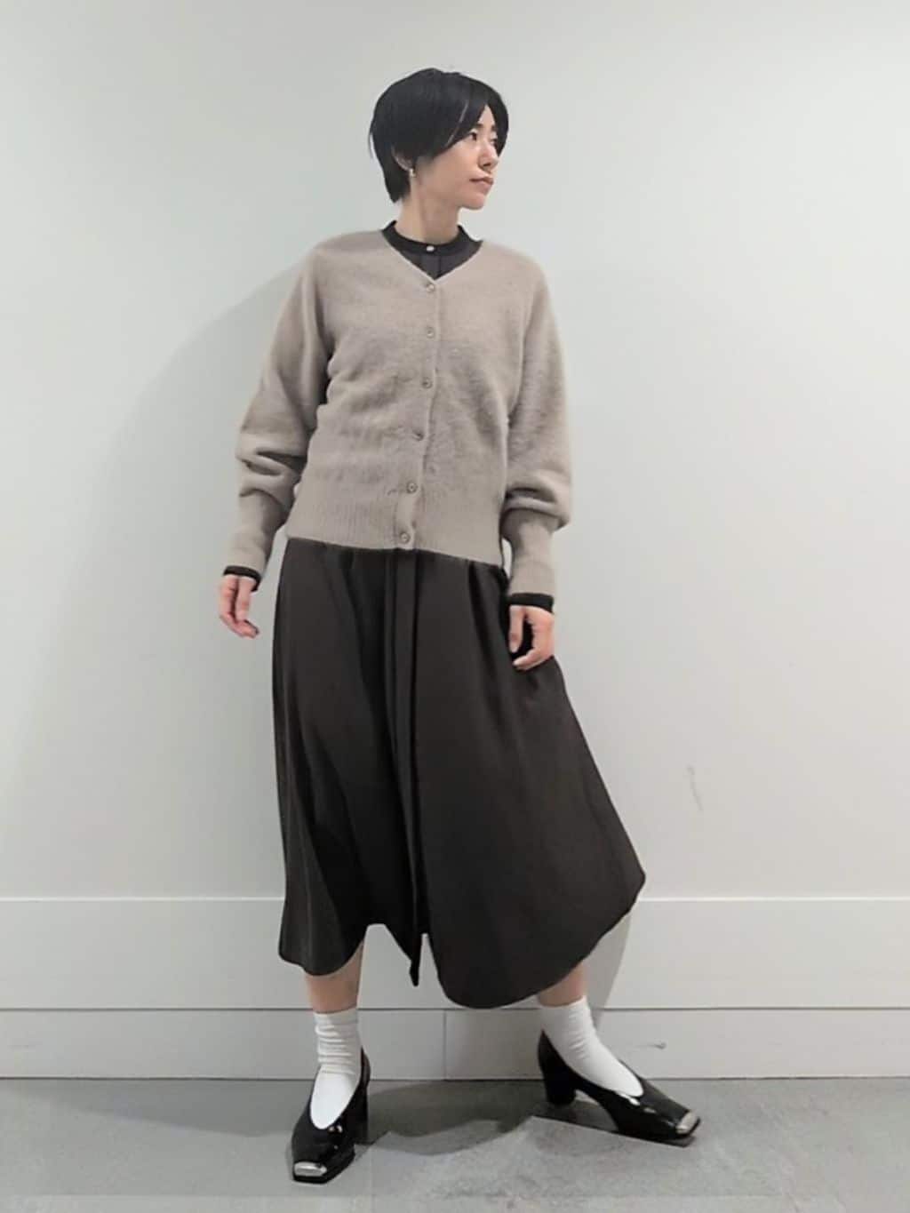 ミズタさんの「UNTITLED｜【ふわふわニット/前後2WAY】フォックスカシミヤカーディガン」を使ったコーディネート