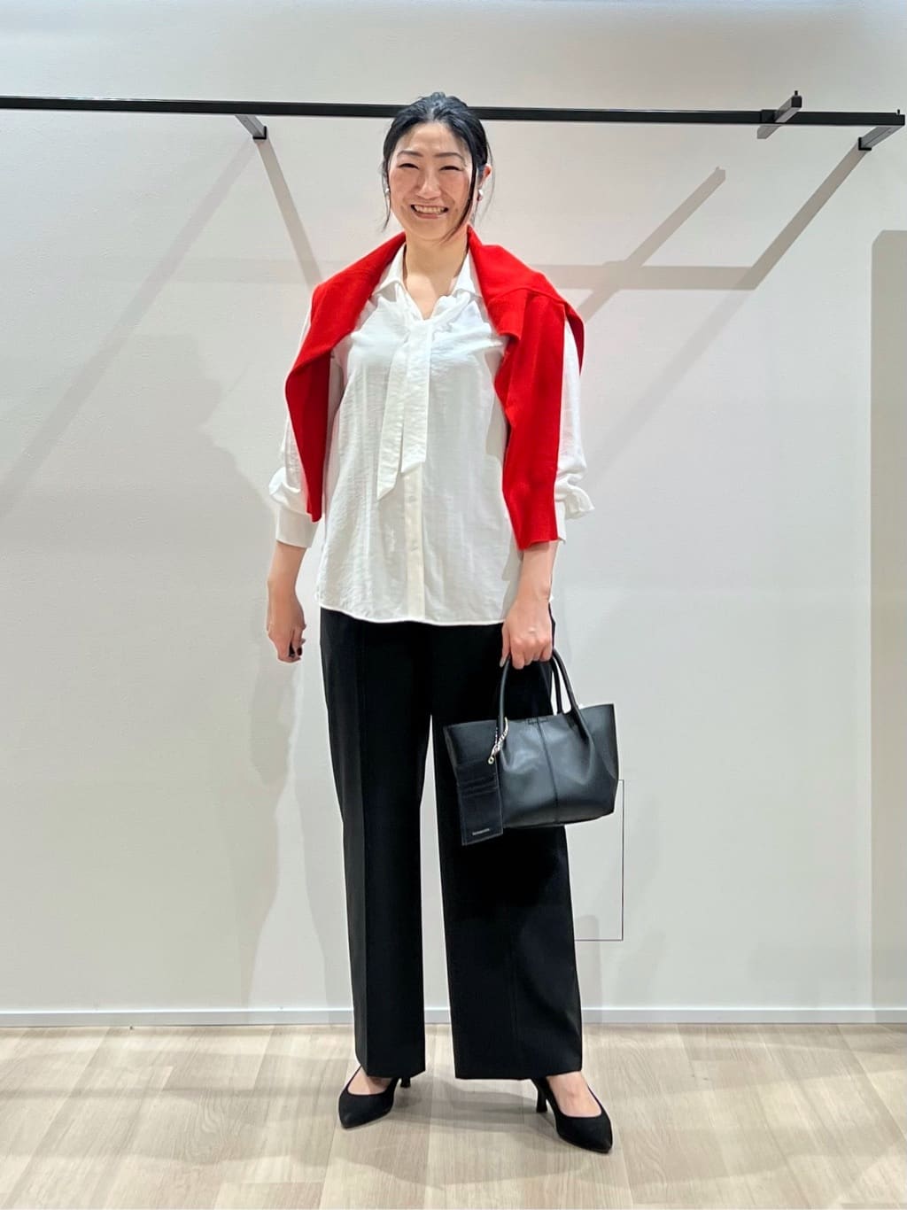 TOMOMIさんの「UNTITLED｜◆【洗える/接触冷感】リラックスボウタイブラウス」を使ったコーディネート