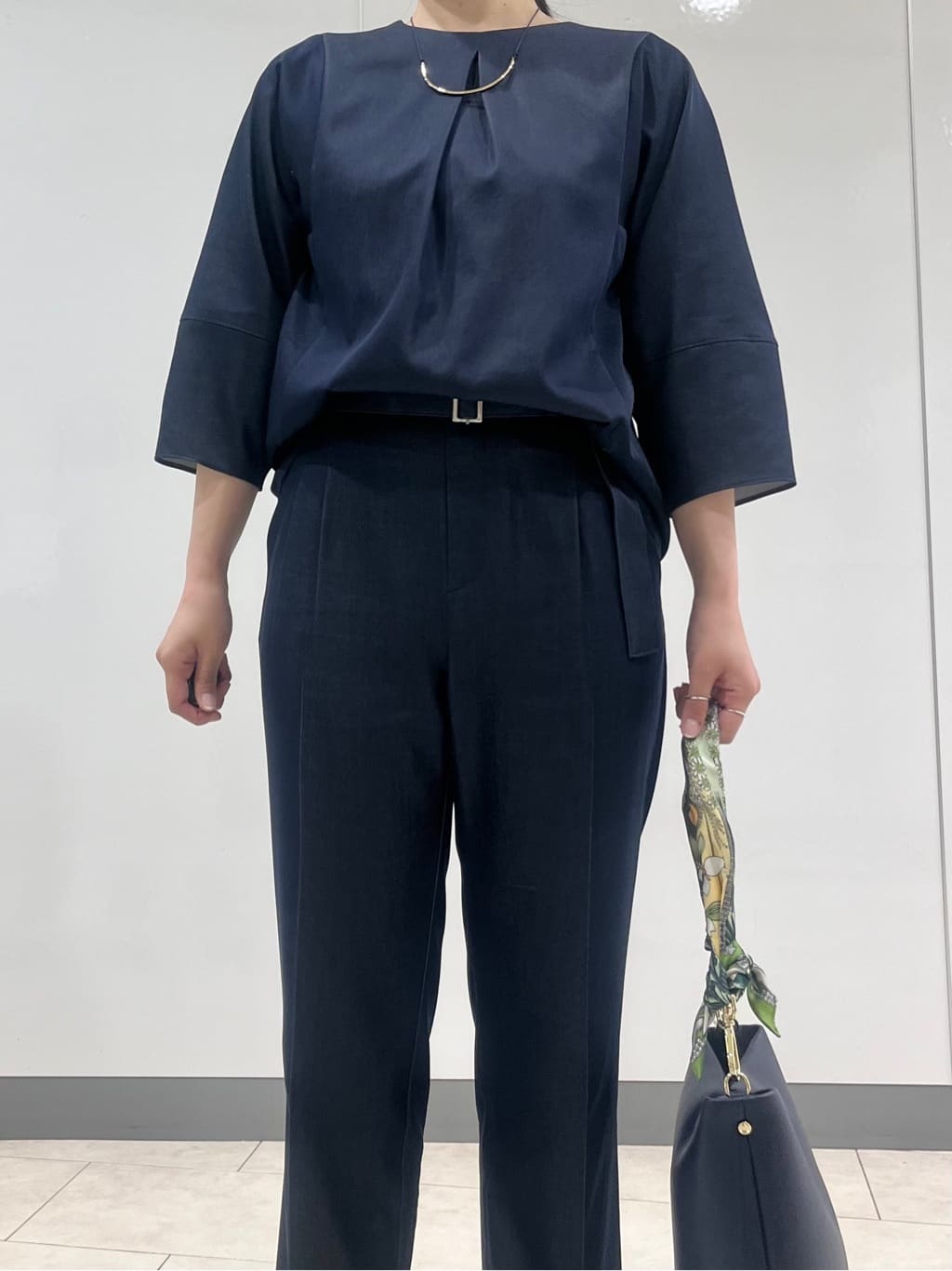 hasuさんの「INDIVI｜【花粉付着防止／撥水／UVケア】名品トレンチコート」を使ったコーディネート