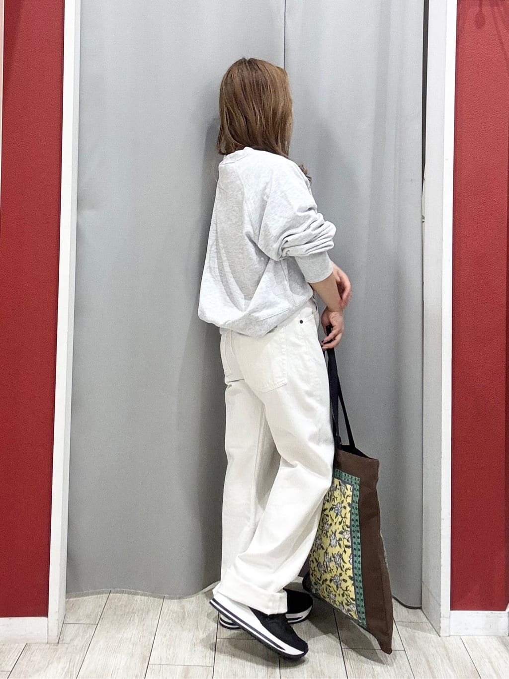 shioさんの「SHOO･LA･RUE｜MIX調 シンプルラグランスウェット」を使ったコーディネート