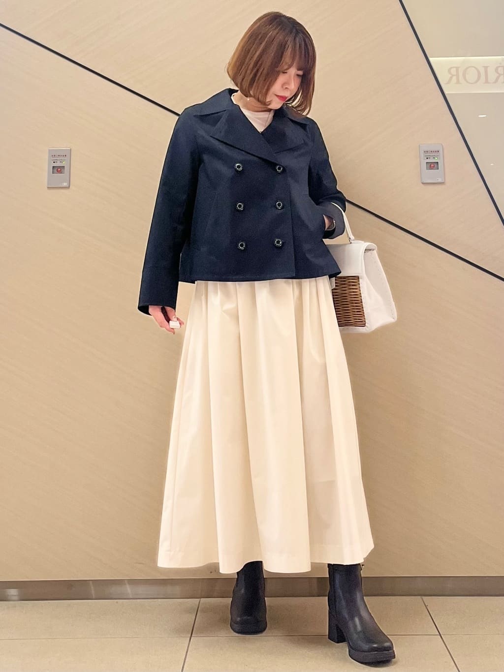 yahataさんの「DRESSTERIOR｜【ウォッシャブル/撥水素材】Aラインショートトレンチジャケット」を使ったコーディネート