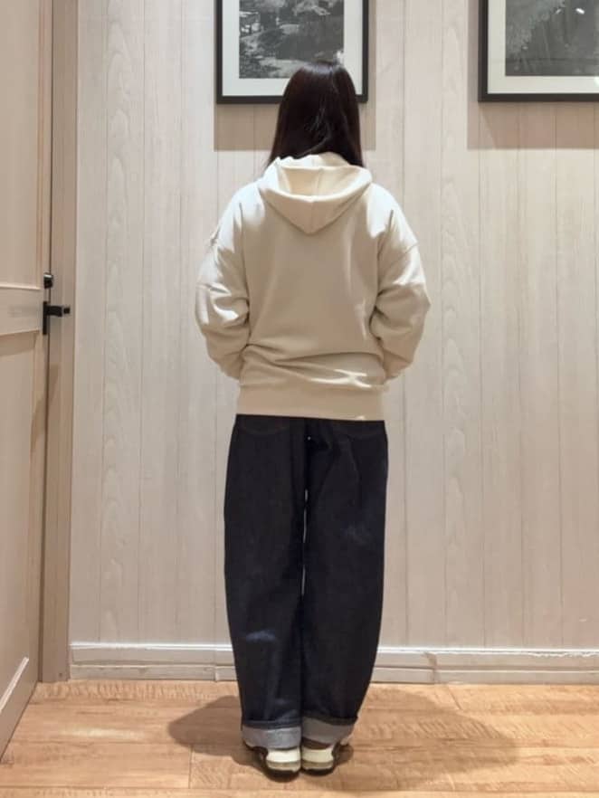 COSさんの「SHOO･LA･RUE｜【SHOO・LA・RUE DENIM/高レビュー】ゆるっと決まる こなれカーブデニムパンツ」を使ったコーディネート