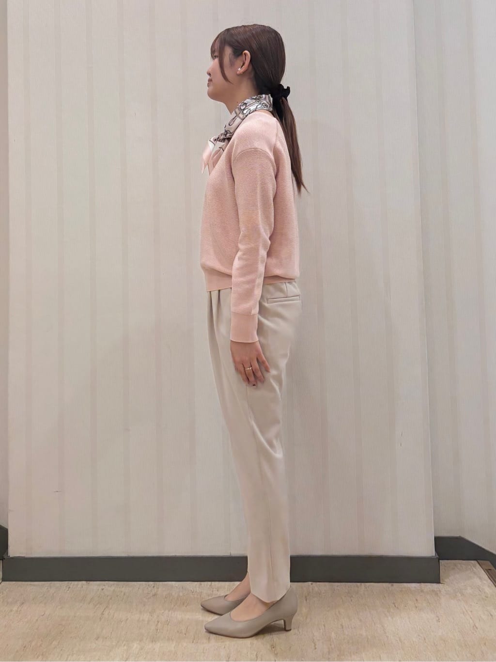 ちひさんの「INDIVI｜【洗える／軽量】きらめきVネックニット」を使ったコーディネート