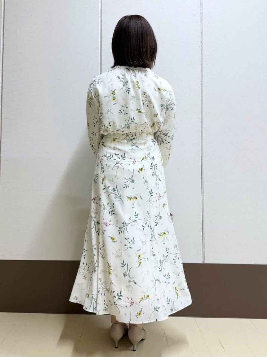 Rikoさんの「INDIVI｜【SETUP可能】モダンフラワー柄キャンディスリーブブラウス」を使ったコーディネート