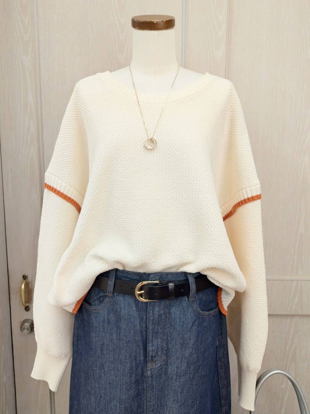 asaさんの「SHOO･LA･RUE｜【前後2WAY/S-LL】体型カバーもこなれ見えも叶う　ふんわりお袖の配色パイピングニット」を使ったコーディネート