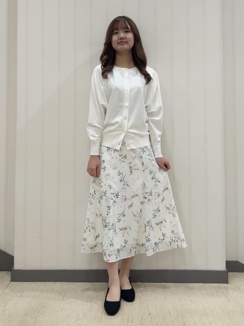 ちひさんの「INDIVI｜【洗える／前後2WAY／アンサンブル可能】ドルマンスリーブカーディガン」を使ったコーディネート