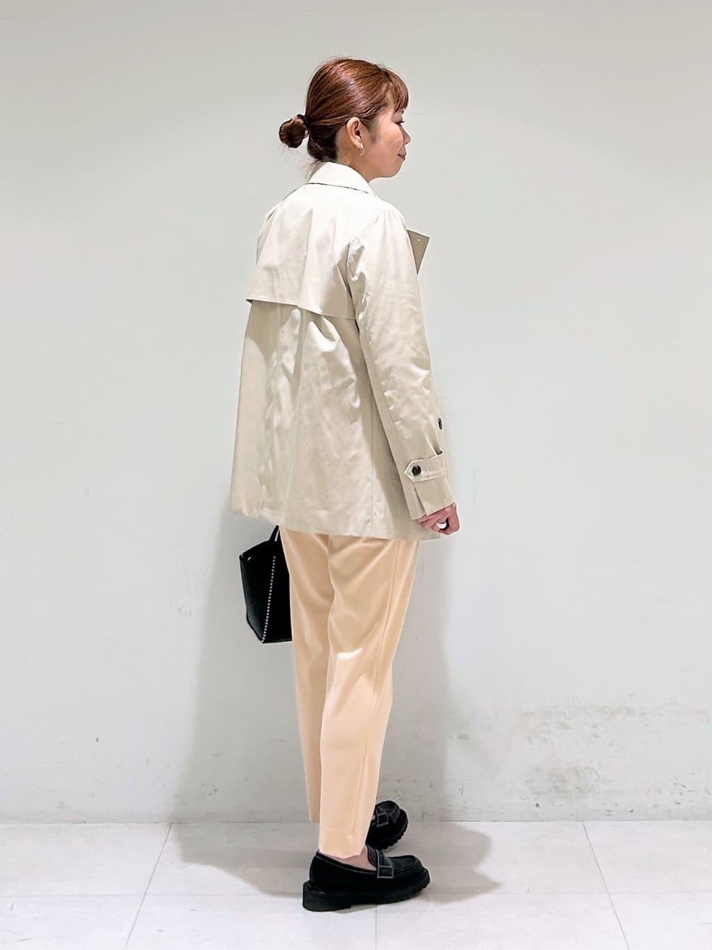 tsuyuさんの「INDIVI｜【ミドルサイズ／合皮／ショルダー付】スタッズ風メタルバッグ」を使ったコーディネート