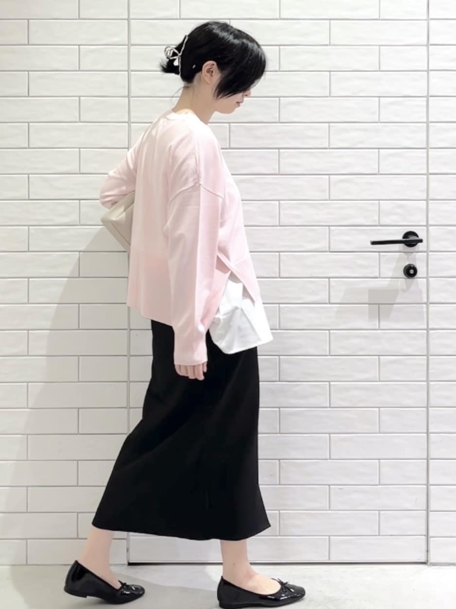 しおりさんの「OPAQUE.CLIP｜《ツインセット》ワイドニット&times;裾フレアタンクトップ【洗濯機OK】」を使ったコーディネート