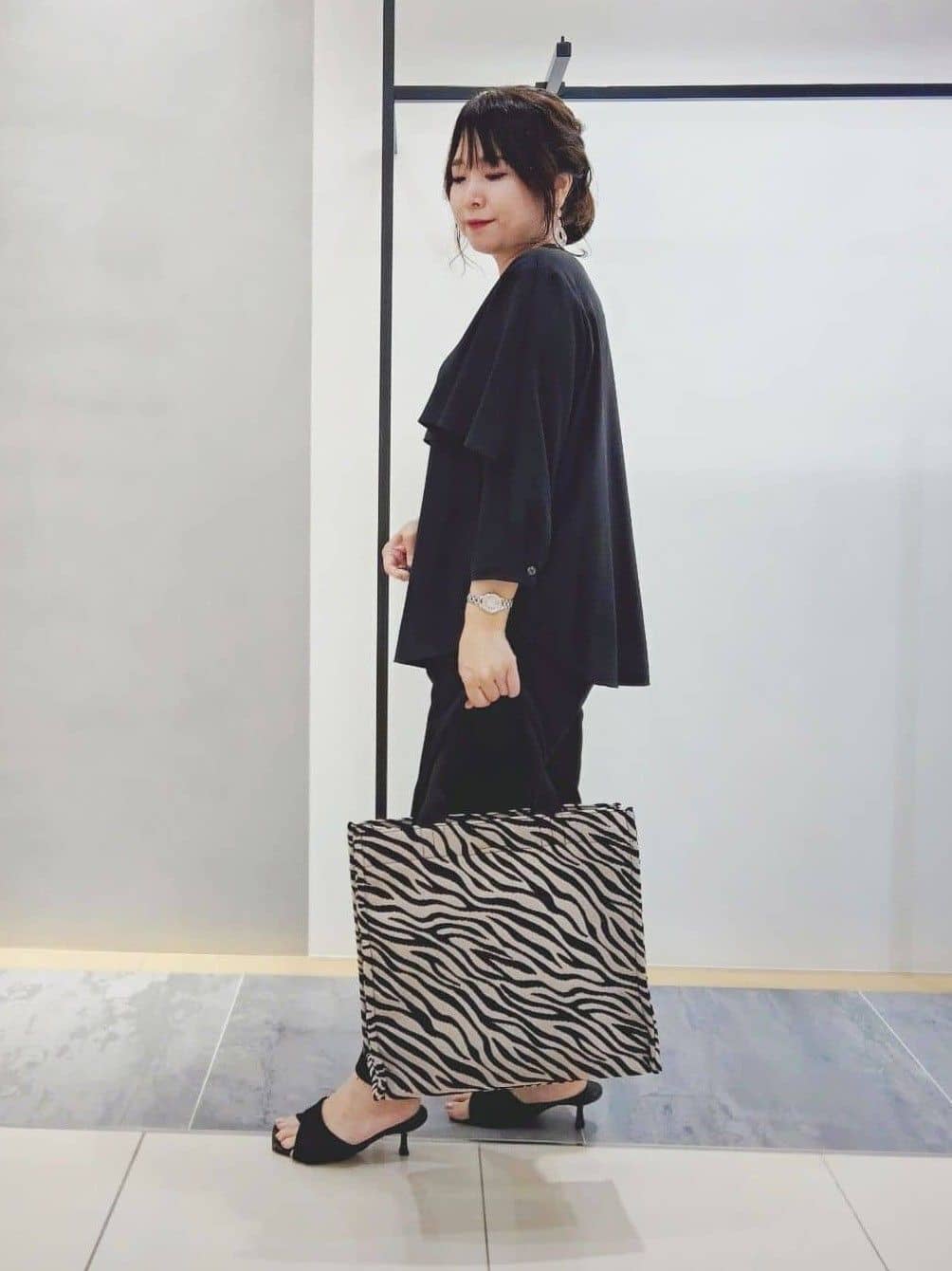 TOMOMIさんの「INDIVI｜【羽織りとしても活躍！】ケープカラーブラウス」を使ったコーディネート