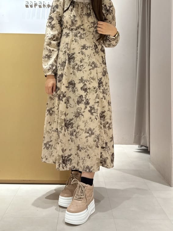 neinaさんの「ESPERANZA｜【EC先行販売】きゅんフィット厚底フラットキルティングスタッズスニーカー」を使ったコーディネート