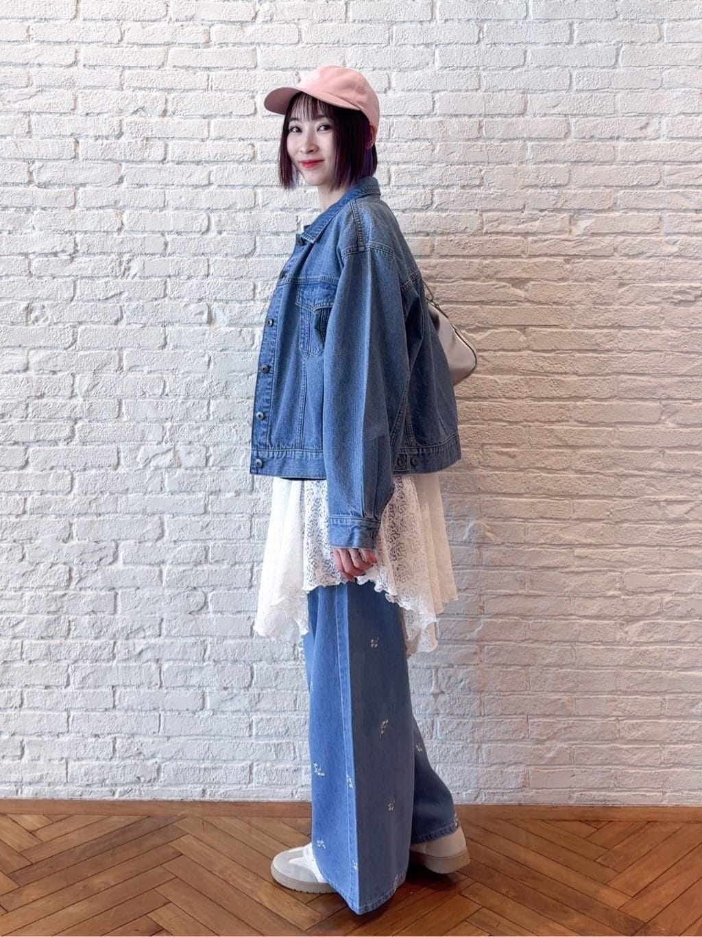 𝐜𝐡𝐢𝐤𝐚さんの「SHOO･LA･RUE｜【前後2WAYネック】レイヤードスタイルにおすすめ レースキャミチュニック」を使ったコーディネート