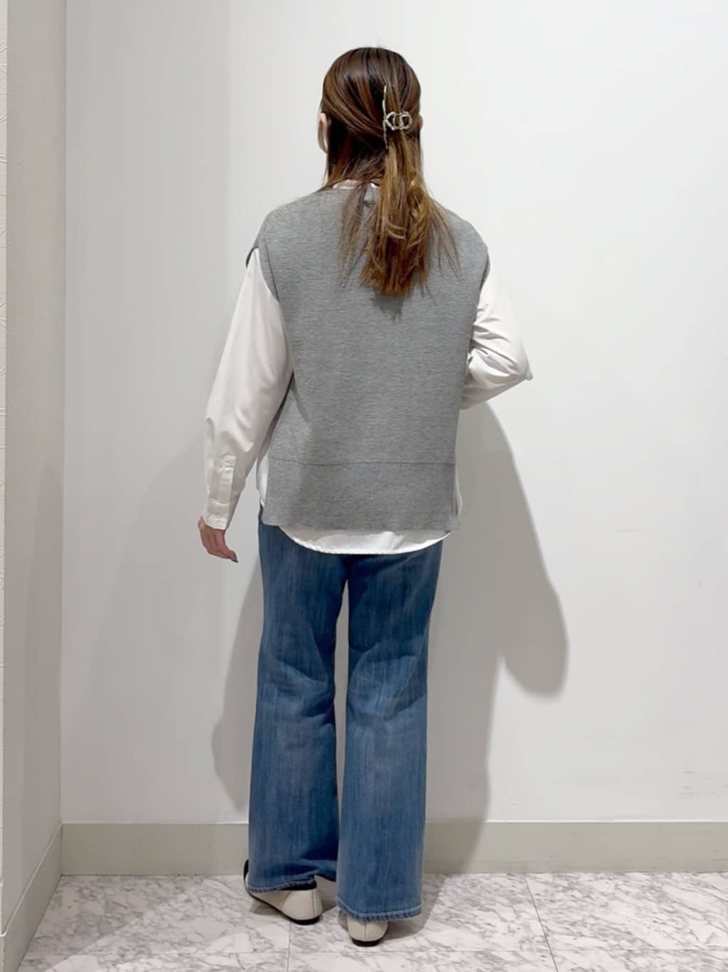 しかっちさんの「grove｜【2点SET】一枚でコーデが決まる！ニットベスト&times;シャツSET」を使ったコーディネート