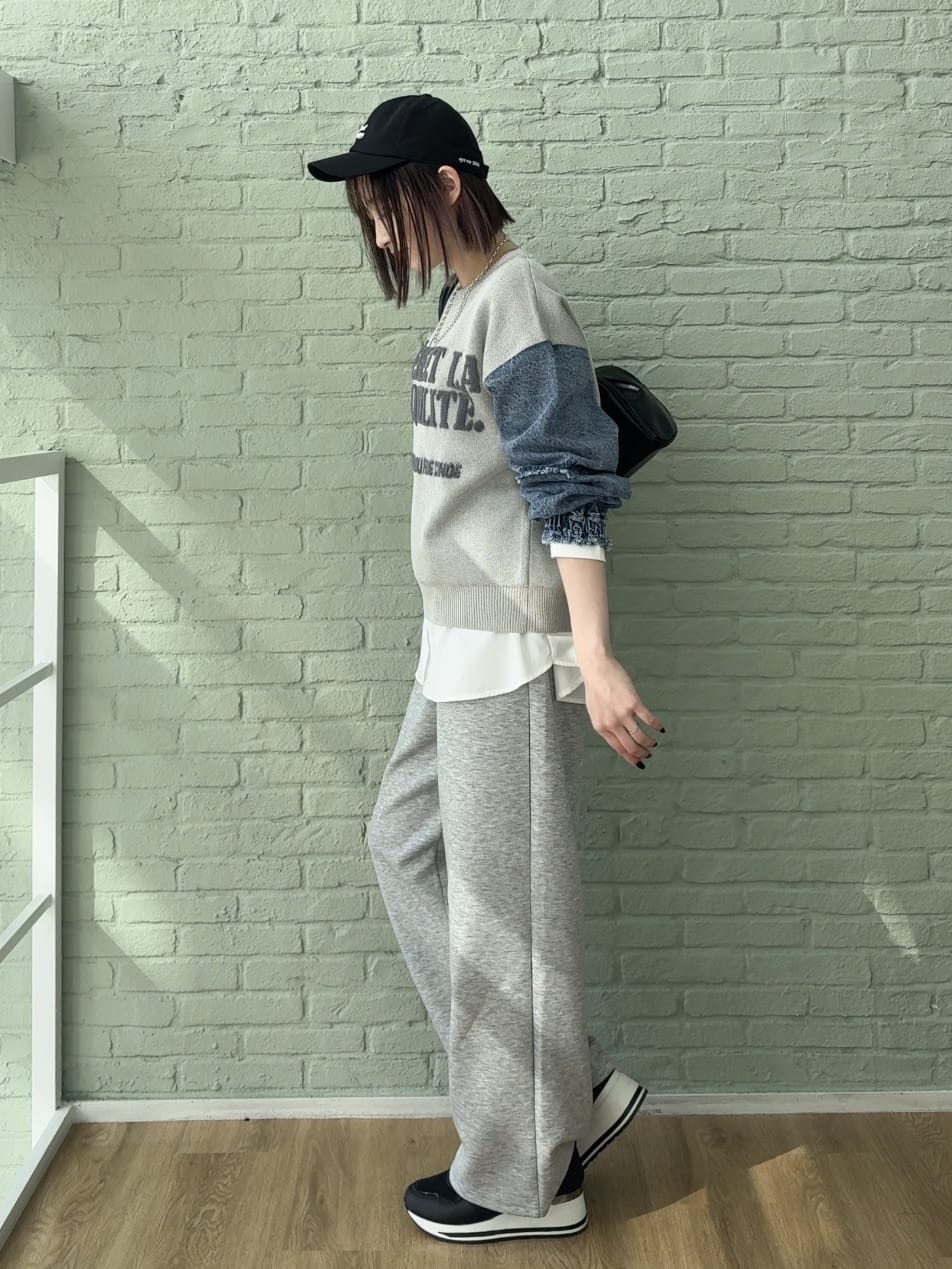 𝐜𝐡𝐢𝐤𝐚さんの「SHOO･LA･RUE｜デニム袖切替ロゴニット」を使ったコーディネート