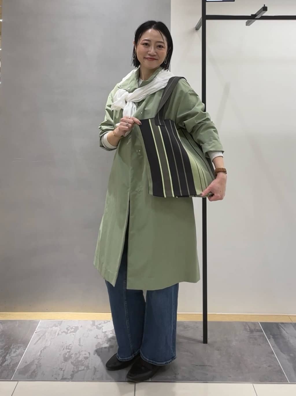 shihoさんの「INDIVI｜【撥水／軽量】ミニマル スタンドカラーコート」を使ったコーディネート