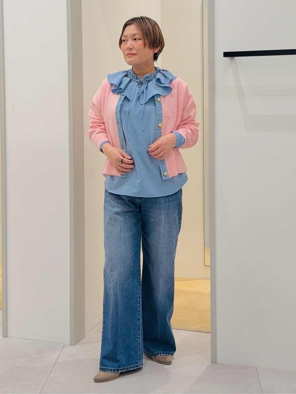 タナさんの「THE SHOP TK｜【羽織るだけでこなれ感を演出】デニム切替カーディガン」を使ったコーディネート