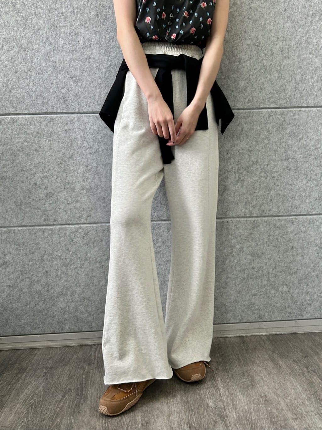 harunaさんの「CODE A｜flower Vneck pullover」を使ったコーディネート
