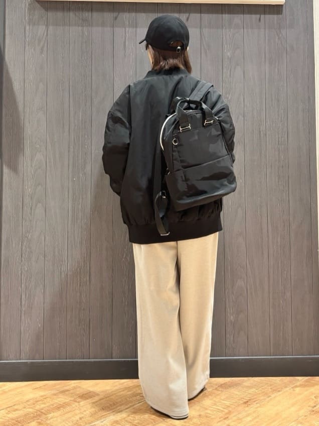 meiさんの「SHOO･LA･RUE｜【洗濯機可】ほんのり甘い アシンメトリーフリルの上品トップス」を使ったコーディネート